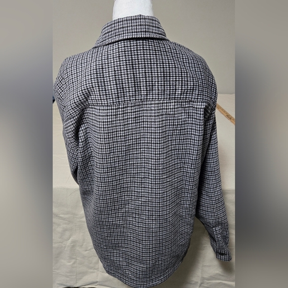 Men's Black and Grey Old Navy Plaid Shacket - Picture 3 of 14
